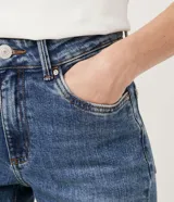 Pantalón de jean de corte recto con tiro medio.