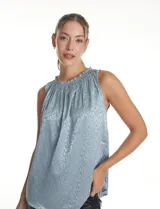 Blusa sin mangas de satén labrado color beige, con cuello a la base fruncido en punto smock.