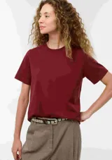 Remera negra de manga corta, con cuello redondo y diseño clásico de ajuste cómodo.