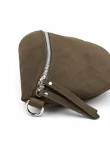 Bandolera tipo riñonera de gamuza color marrón, con cierre principal plateado y tiradores largos. Incluye correa regulable desmontable.