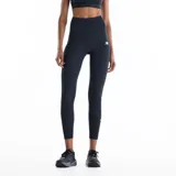 Calza deportiva de talle alto New Balance Graphic High Rise Legging 25, color negro, con el logo de la marca estampado en blanco en la cadera.