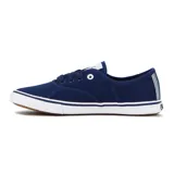 Championes de lona color azul marino, estilo casual de caña baja, con cordones azules y suela blanca con borde de goma marrón. Presentan un pequeño logo de velero blanco en el lateral exterior.