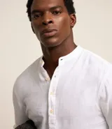 Camisa de manga larga confeccionada en mezcla de lino y algodón, con cuello tipo padre y cierre frontal parcial con botones. Presenta un corte amplio y cómodo, ideal para un estilo casual y fresco.