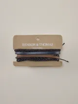 Set de pulseras de cuero y cordón de la marca Benson & Thomas, compuesto por múltiples tiras en tonos marrón, gris y negro, que combinan diseños trenzados y lisos.
