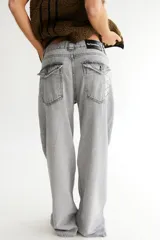 Jean gris de tiro bajo con corte recto, remaches en bolsillos delanteros, bordado BG en pasacintos y bolsillos traseros con tapa y botón.