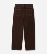 Pantalón de sarga color marrón oscuro, con corte super baggy, cintura con trabillas, bolsillos laterales y traseros, y cierre frontal con botón y cremallera. Incluye una cadena metálica decorativa en la cintura.