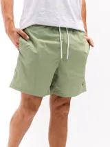 Short de baño negro de taslon de secado rápido, con moldería clásica, cintura elástica con cordón blanco para ajuste y un pequeño parche cuadrado con una letra 'F' en la parte inferior izquierda.