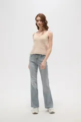 Musculosa de tejido de punto con escote en V, sin mangas y corte al cuerpo.