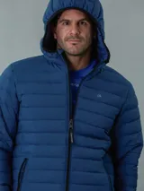 Campera acolchada con capucha, de diseño ligero y funcional, con cierre frontal y bolsillos laterales con cremallera.