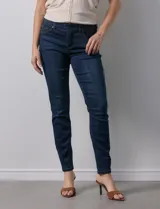 Jean elastizado de tiro medio, corte skinny, color celeste.