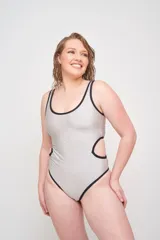 Malla entera de lycra estampada con motivos florales en tonos celeste, amarillo y rosa, con breteles finos negros y espalda cavada.