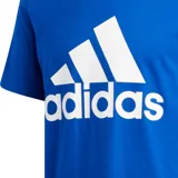 Remera azul de algodón con logo Adidas Badge of Sport estampado en blanco en el pecho.