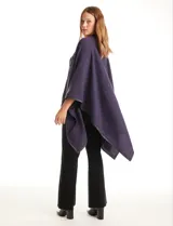 Ruana de tejido suave color azul oscuro, con vivos de ecocuero negro en los bordes.