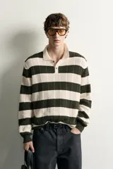Sweater de punto a rayas horizontales en color verde oscuro y beige, con cuello polo y cierre frontal parcial con botones.