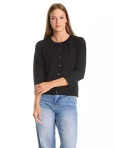 Cardigan de tejido fino con textura acanalada horizontal, cuello redondo y cierre frontal con botones. Presenta mangas tres cuartos y un corte ajustado a la cintura.