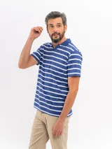 Remera de manga corta azul con rayas horizontales blancas, cuello polo con escote en V y calce cómodo.