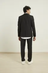 Traje de corte slim fit compuesto por saco de dos botones y pantalón de vestir a juego. Presenta una silueta moderna y entallada.