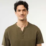 Camiseta de manga corta color verde militar con cuello tunecino y cartera de tres botones.