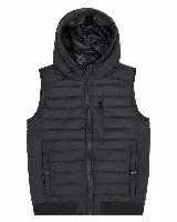 Chaleco puffer negro con capucha, diseño acolchado horizontal, cierre frontal completo, bolsillo vertical en el pecho y bolsillos laterales. Presenta un ajuste elástico en la cintura.