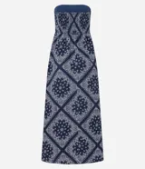 Vestido largo strapless de tricolina con estampado paisley en tonos azul marino y blanco.