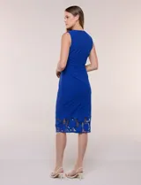Vestido midi de crepe color azul, sin mangas, con cuello asimétrico con pliegues y ruedo con terminación en encaje calado.