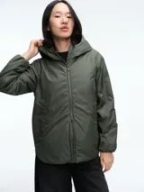Campera Save The Duck modelo Zani, de color negro, con cierre frontal completo, capucha integrada y bolsillos laterales. Presenta un diseño ligero y funcional con puños elásticos.