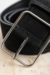 Cinto ancho de cuero gamuzado color negro con hebilla cuadrada plateada.