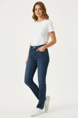 Pantalon jean de corte recto y tiro medio, con bolsillos laterales y traseros.