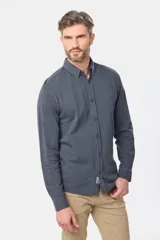 Camisa de manga larga color verde oscuro, con cuello abotonado y logo bordado en el pecho.