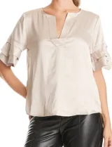 Blusa de satén color azul marino con escote en V y mangas cortas con tres capas de volados superpuestos.