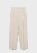 Pantalón de lino color beige, de corte recto y largo cropped, con cintura elástica, trabillas y cierre frontal con cremallera y botón.