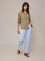 Camisa de algodón y lino color crudo, con cuello camisero, cierre frontal de botones, bolsillos aplicados en el pecho y mangas largas con presilla para arremangar.