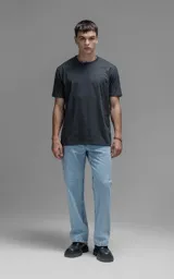 Remera oversized de algodón color gris oscuro melange, de corte relajado, mangas cortas y cuello redondo.