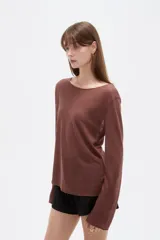 Sweater holgado de viscosa color marrón, de cuello redondo y mangas largas amplias.