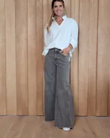 Jean de tiro medio en denim extra soft color gris, con diseño de pierna ancha y corte oxford.