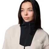 Campera de polar Columbia modelo Sequoia Grove, color beige con detalles en negro en el cuello y cierre frontal. Cuenta con bolsillos laterales con cierre, cuello alto y elásticos en puños y dobladillo.