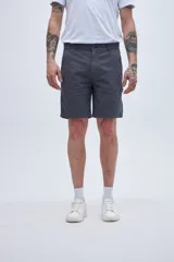 Bermuda gris con bolsillos laterales y detalle en la parte trasera.