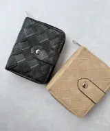 Billetera pequeña con cierre de cremallera y broche a presión, con diseño de cuadrados en relieve.