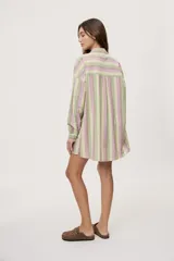 Camisa oversize de manga larga con estampado de rayas verticales en tonos rosado, celeste y verde menta. Cuenta con cuello camisero, cierre frontal con botones y un bolsillo aplicado en el pecho.