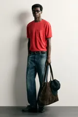 Bolso shopper de piel con acabado serraje, color marrón oscuro, con compartimento principal y dos asas de mano.