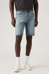 Short de jean de corte clásico, tiro medio y lavado celeste claro, con diseño de perneras rectas y cierre frontal de botones.