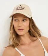 Gorra de visera curva color beige, con bordado frontal en tono bordó con la inscripción "Sport Club Members Only" y tres estrellas.