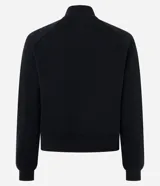 Buzo de algodón con felpa, de corte estructurado y diseño cropped. Presenta cuello alto con medio cierre frontal, mangas largas con puños elásticos y ruedo con elástico ancho.