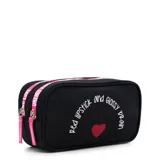 Cartuchera negra con estampado de la frase "red lipstick and glossy brain" y un corazón rojo. Tiene doble cierre superior con tiradores rosas y cinta rosa con el logo de la marca.
