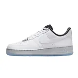 Championes Nike Air Force 1 07 Se de corte bajo, con capellada de cuero sintético blanco, entresuela plateada y suela translúcida. Presenta detalles en negro en el interior del cuello y lengüeta.