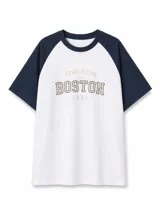 Remera estilo raglán con cuerpo blanco y mangas cortas en color azul marino. Presenta un estampado frontal con la inscripción 'ATHL. CLUB U.S.A. BOSTON 1991' en tonos beige y azul.
