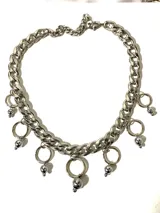 Gargantilla plateada de cadena gruesa con aros colgantes y perlas de hematita.