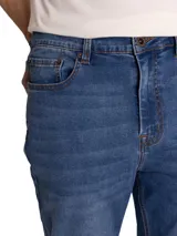 Pantalón de jean azul con corte slim, diseño clásico de cinco bolsillos, cierre de cremallera y botón metálico.