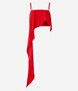 Blusa cropped roja de satén con breteles finos, escote cuadrado, lastex en la espalda y volado asimétrico.