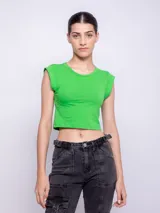 Top corto verde de algodón, con cuello redondo y mangas cortas con dobladillo.
